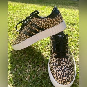 In great condition Adidas leopard print shoes. Only once once. Shoe runs big.